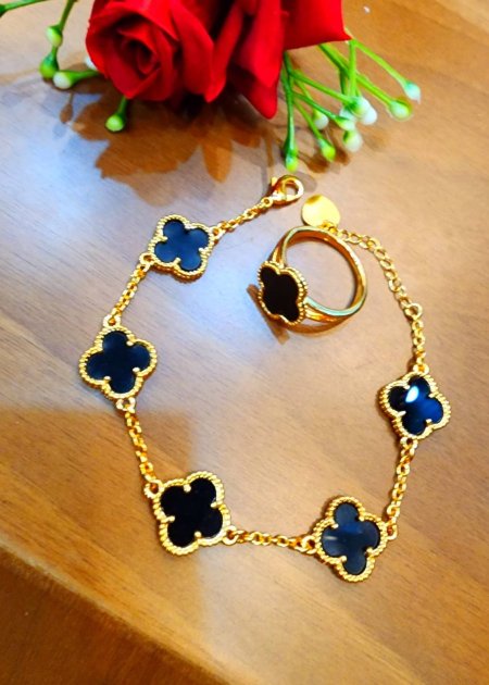 سوارة فانكليف مع خاتمها